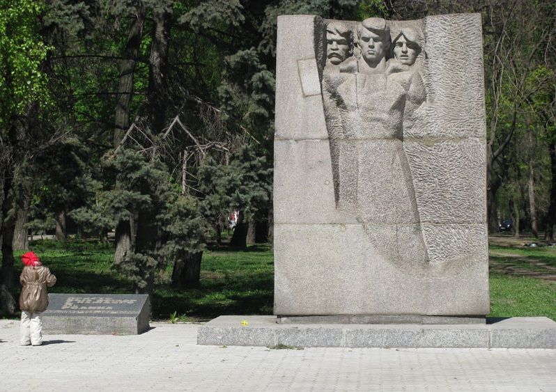 Памятник Савченко