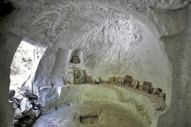  Ruins of the cave monastery, the New World 