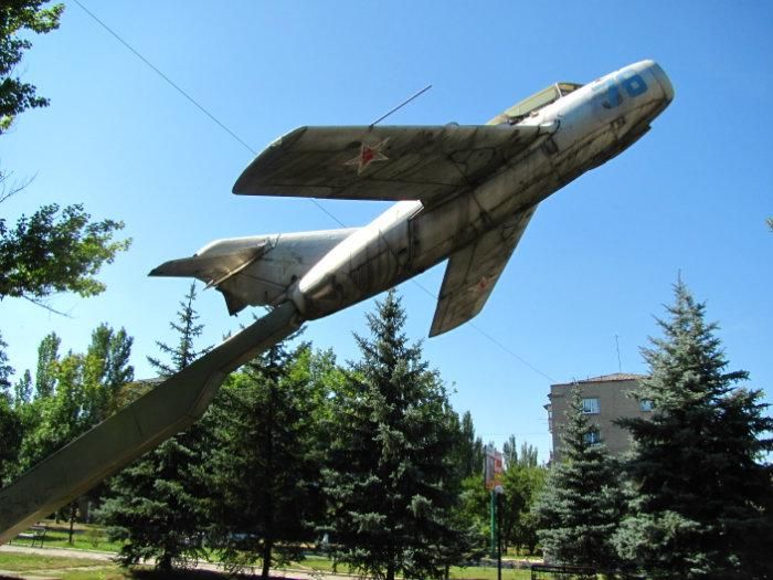 Памятник самолет МиГ-15УТИ, Дружковка