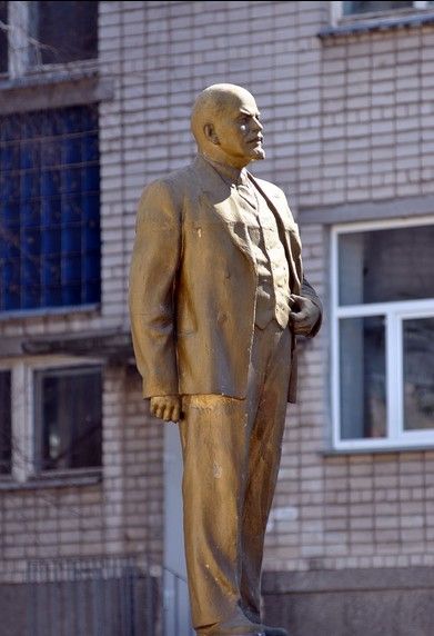 Monument to Lenin in the school №3