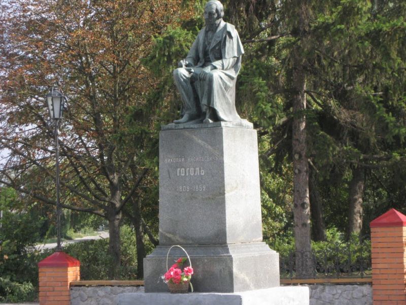 Памятник Гоголю в Великих Сорочинцах