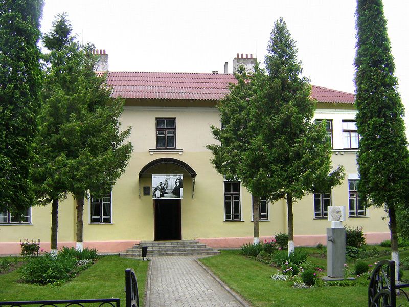 Музей Стра їнського, Устилуг 