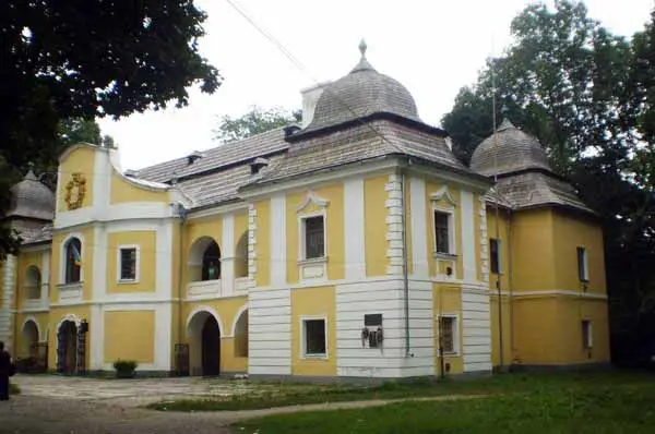Дворец Перени 