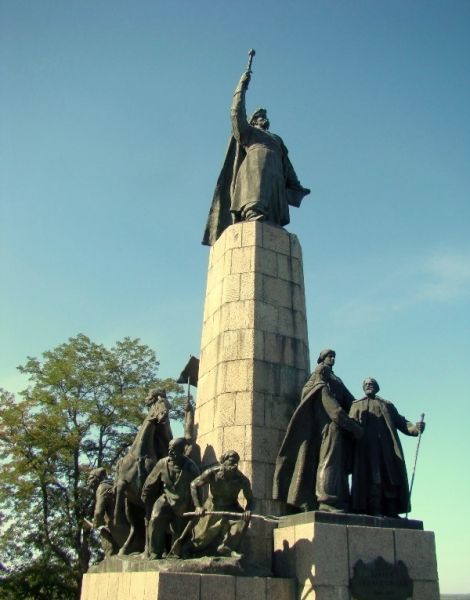  Monument to Bogdan Khmelnitsky on Castle Hill 