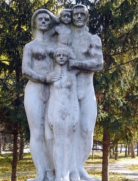  Monument to the family, Chutovo 