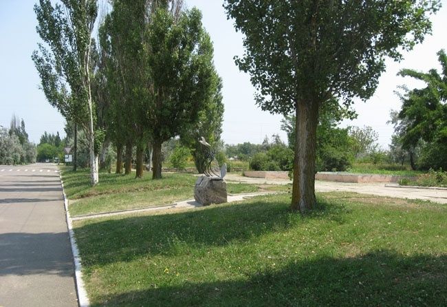  Monument to Chaika the mistress, Berdyansk 