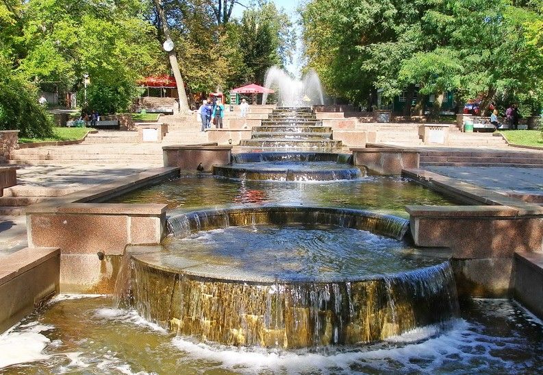 Каскад фонтанів в парку ім. Гагаріна