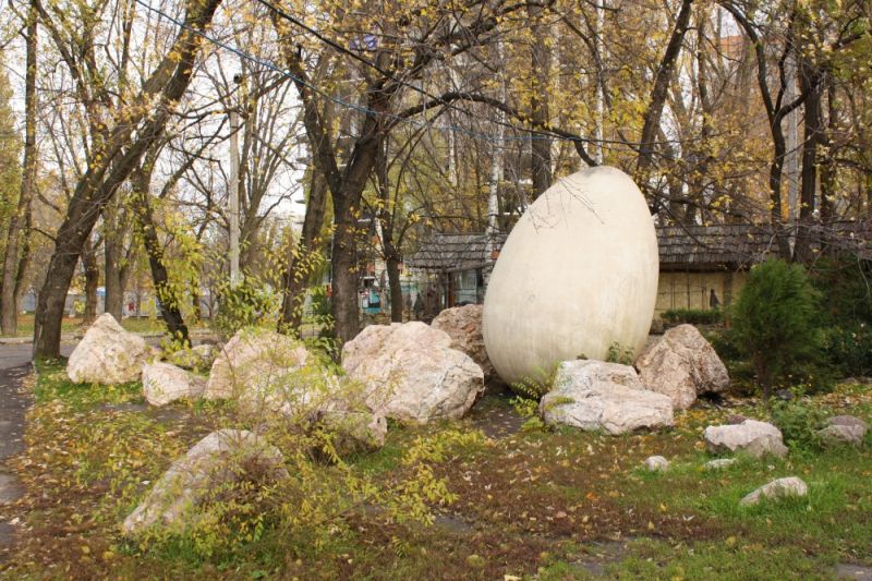 Monument to the egg