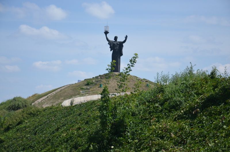 Мемориал Славы с бронзовым монументом «Родина-мать»