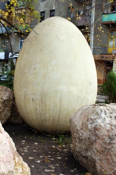 Памятник яйцу