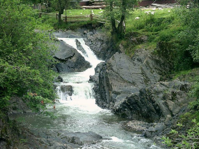 Каскадный водопад «Сучавский Гук»