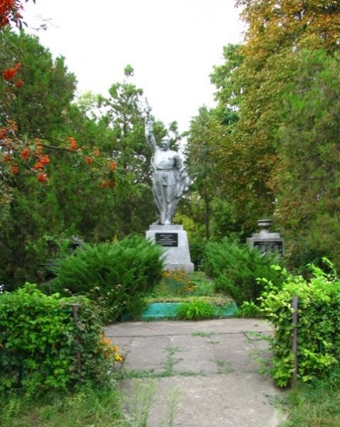 Monument to the Warriors of the Second World War, Smile