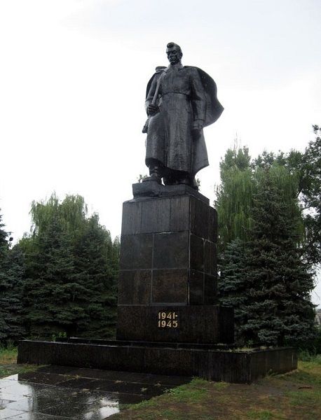  Monument on the communal grave to Soviet soldiers in the Pobeda public garden 