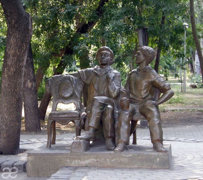 Памятник Бендеру и Балаганову, Бердянск 