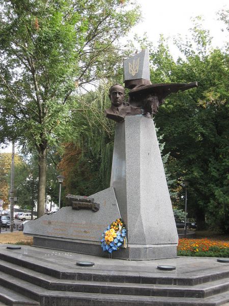 Пам'ятник Климу Савуру