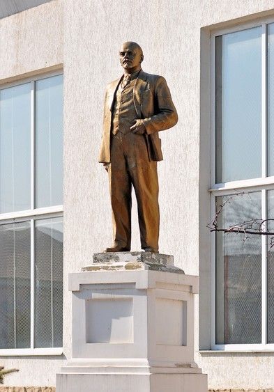 Пам'ятник Леніну на території ЧДУ ім. Петра Могили