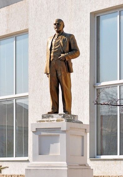 Monument to Lenin in the territory of the State University of Petro Mohyla