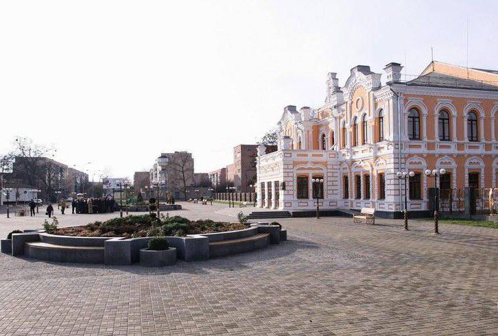 Theater Square, Pryluky