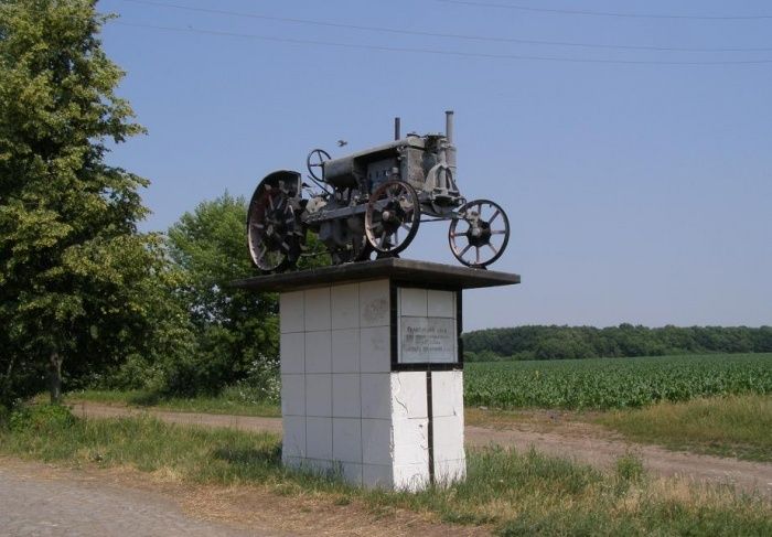 Памятник трактор Универсал, Лозоватка