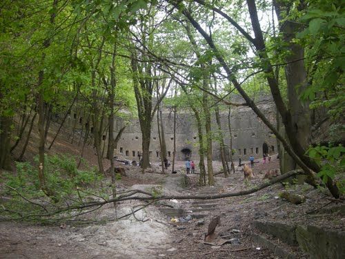 Moore and retaining wall, Kamenetz-Podolsky