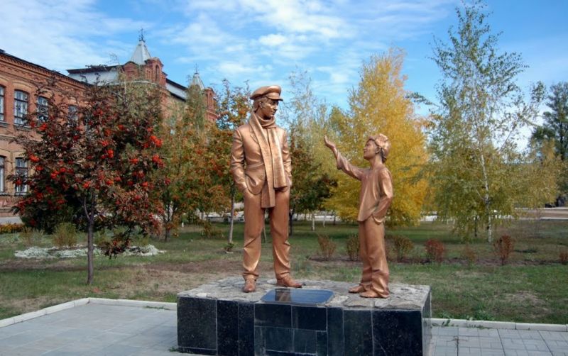  Monument to Ostap Bender, Starobelsk 
