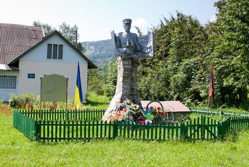 Памятник сотнику Морозу, Выжний Березов