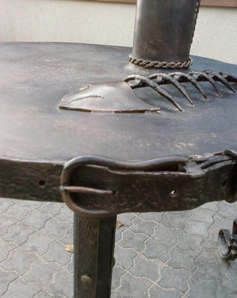 Кресло, скелет рыбы и дырявая кружка, Бердянск