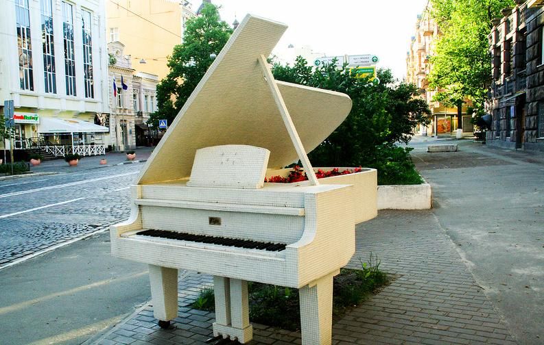 Памятник Шопену «Рояль в кустах»