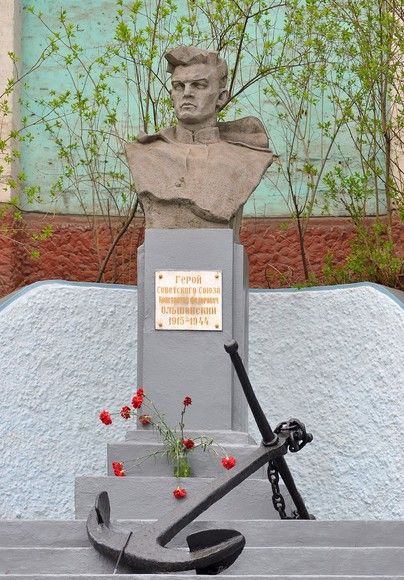 Пам'ятник Ольшанському