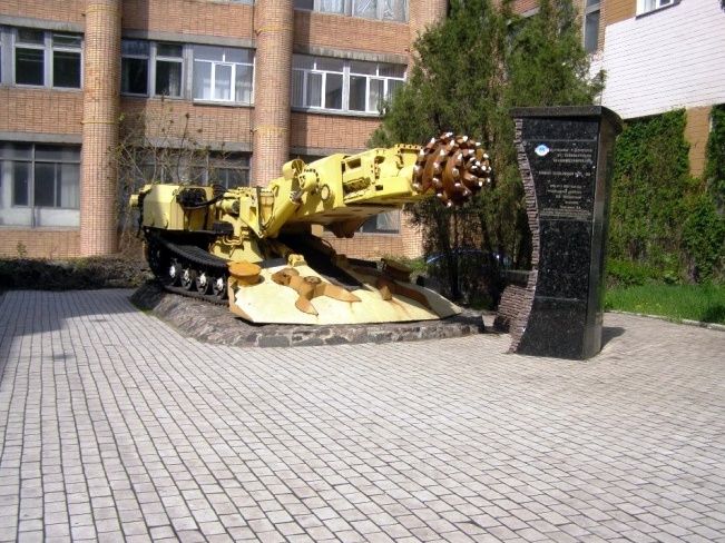 Пам'ятник прохідницькому комбайну КСП-32