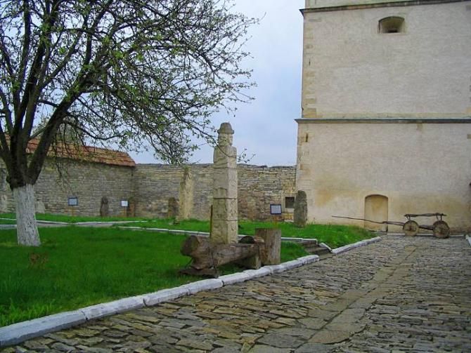 Палац єпископа (Музей старожитностей), Кам'янець-Подільський