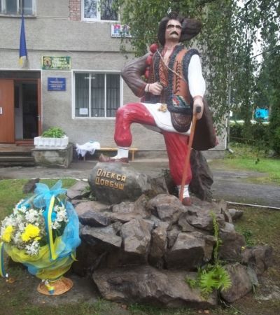 Monument to Oleks Dovbush, Pechenezin