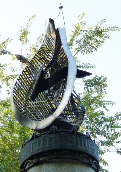  Monument leaving by the sea, Berdyansk 