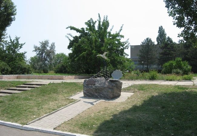  Monument to Chaika the mistress, Berdyansk 