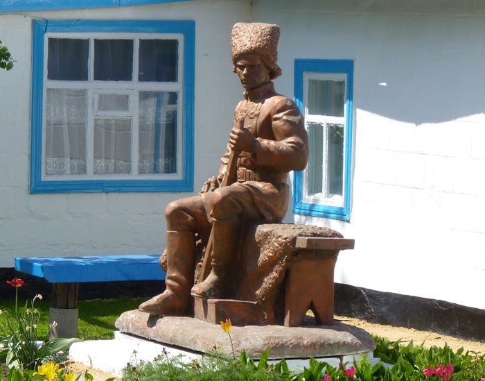  Пам'ятник (перший ) Н. Махно, Гуляйполе 