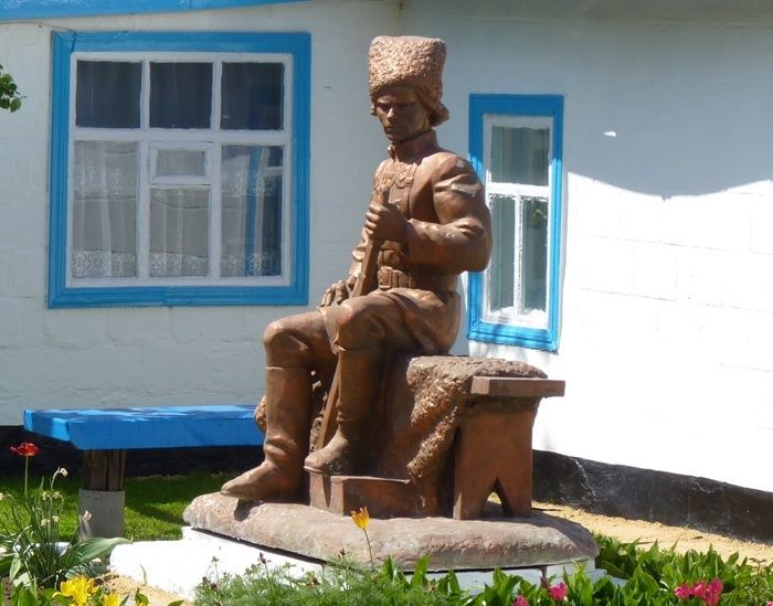  The monument (the first ) N. Makhno, Gulyaypole 