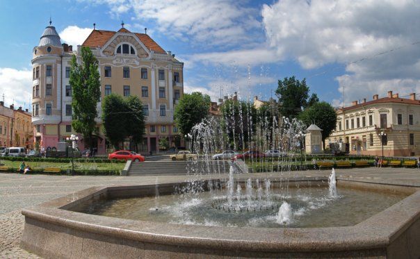 Площадь Филармонии в Черновцах