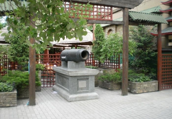 Monument-gun from the warship Boyts, Berdyansk