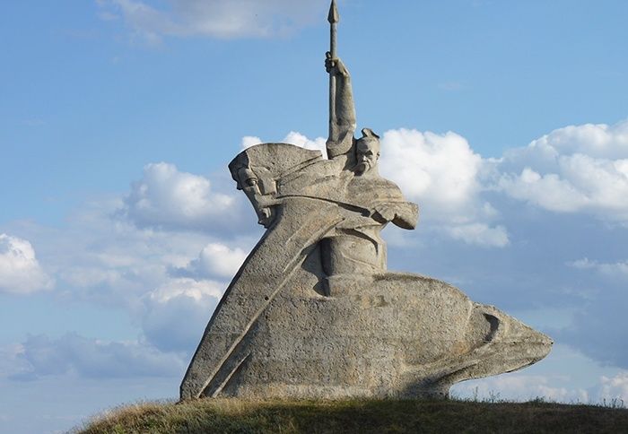  Monument at the entrance to Chigirinsky district 