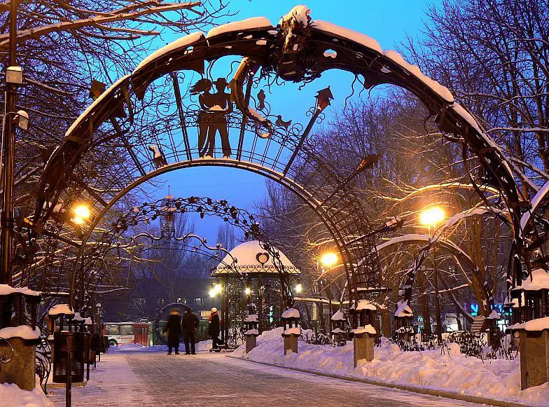 Парк кованых скульптур в Донецке