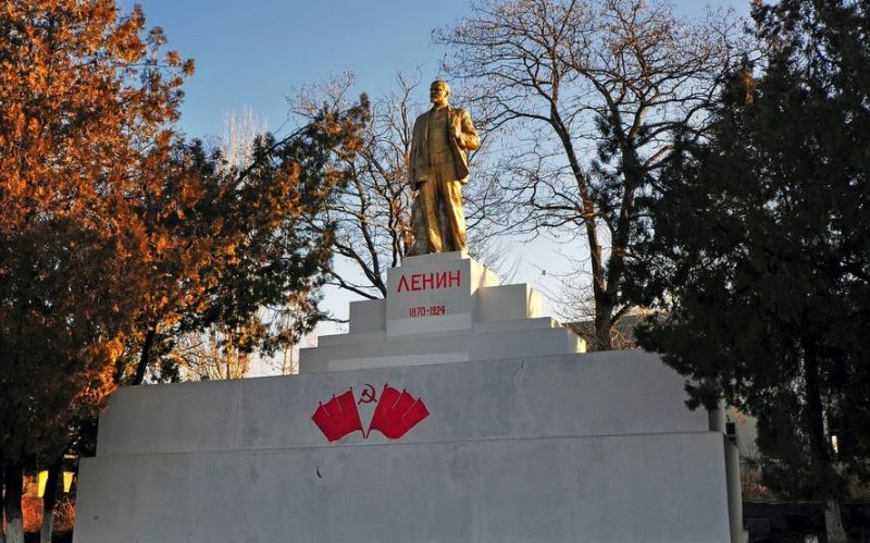  Monument to Lenin in the Korabelny District 