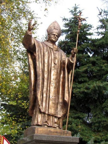 Памятник Папе Римскому Иоанну Павлу II