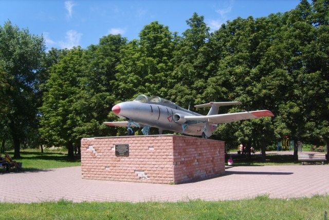 Пам'ятник літак Л-29, Вільнянськ 