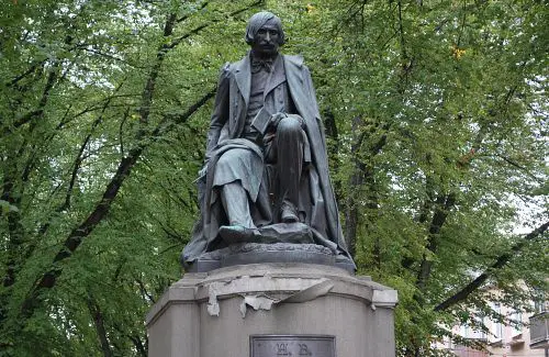Памятник Николаю Гоголю