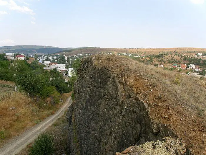 Обнажение окаменелого потока вулканической лавы