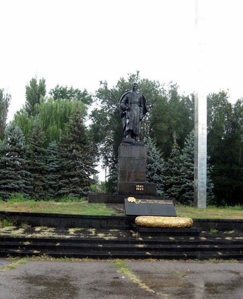 Monument on the communal grave to Soviet soldiers in the Victory Park