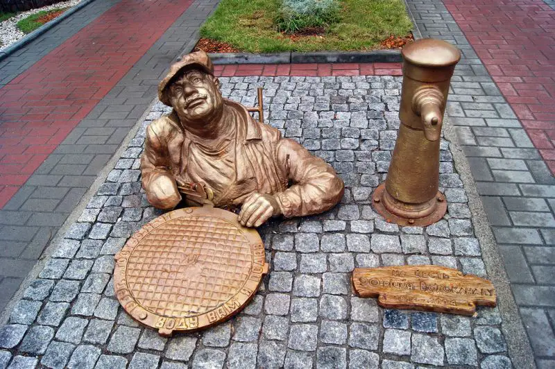Памятник водопроводчику