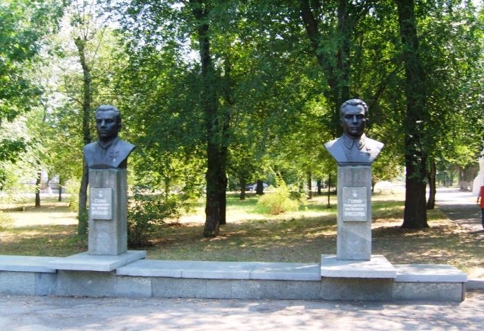 Memorial to Soldiers, Nuts