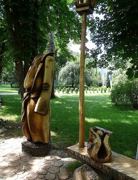 Avenue of Wooden Figures, Mirgorod