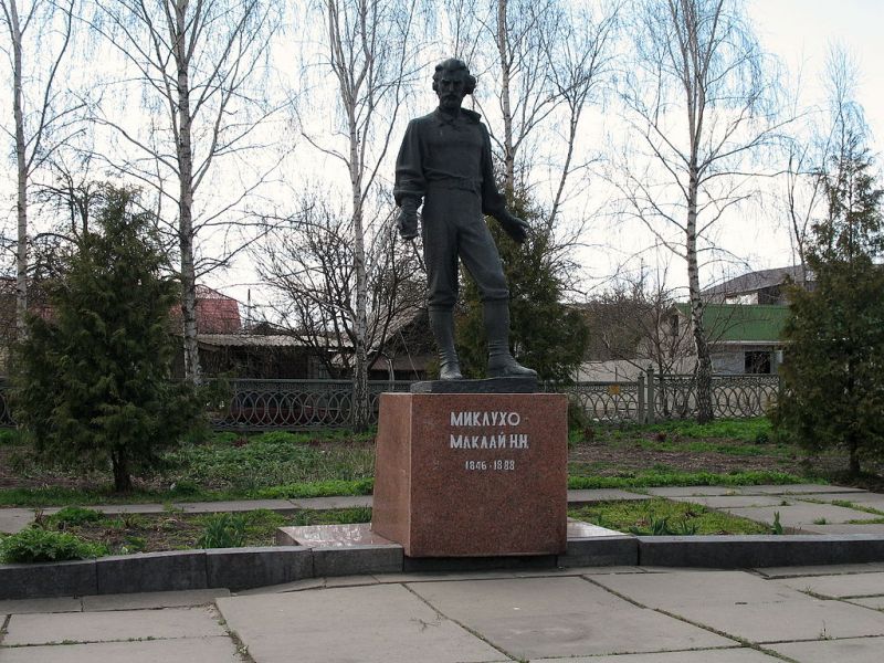 Памятник Миклухо-Маклаю 
